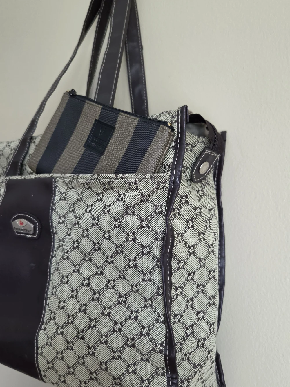 Gloria Vanderbilt Brown and Cream Patterned Tote Bag with Pouch